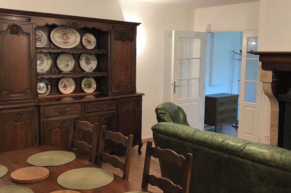 A fully renovated farmhouse offering all the comforts of home, accommodating up to 8 people in Éclaires, Marne