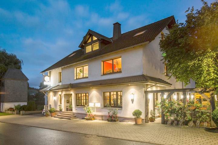 Hotel für 2 Personen, mit Terrasse und Garten in Büren