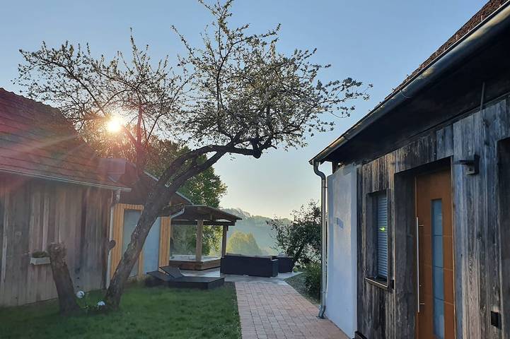 Ganze Wohnung, \"Moritz\" in der Wohlfühloase am Trausdorfberg mit Sauna/Whirlpool in Steirerland