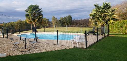 Gîte pour 6 personnes, avec terrasse ainsi que piscine et vue, animaux acceptés à Meyrals
