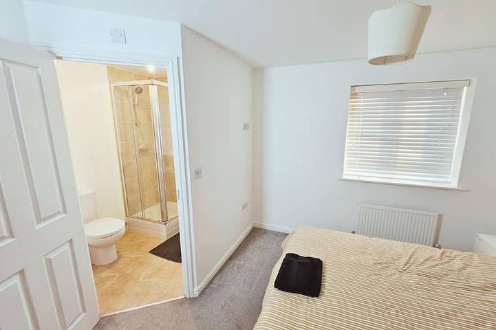 Spacious 2 Bedroom House with parking in Dartford, Kent