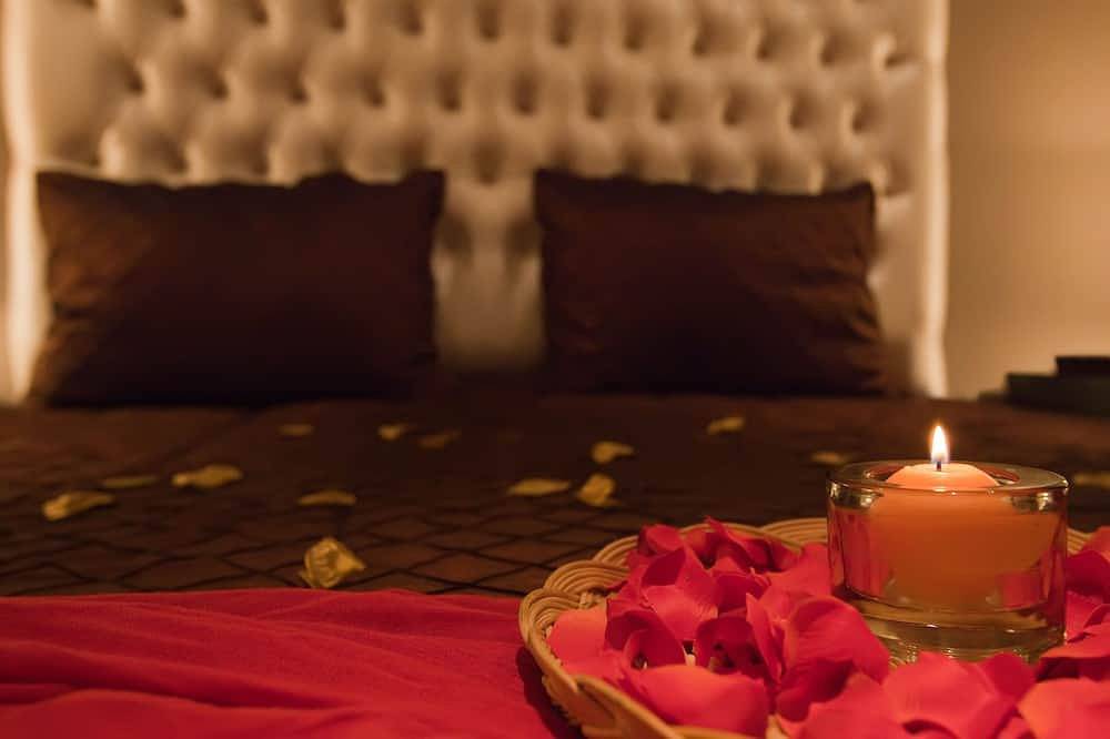 Luxurious 5-bedroom beachfront villa with a private rooftop pool and sea view in Agia Marina, Chaniaregionen