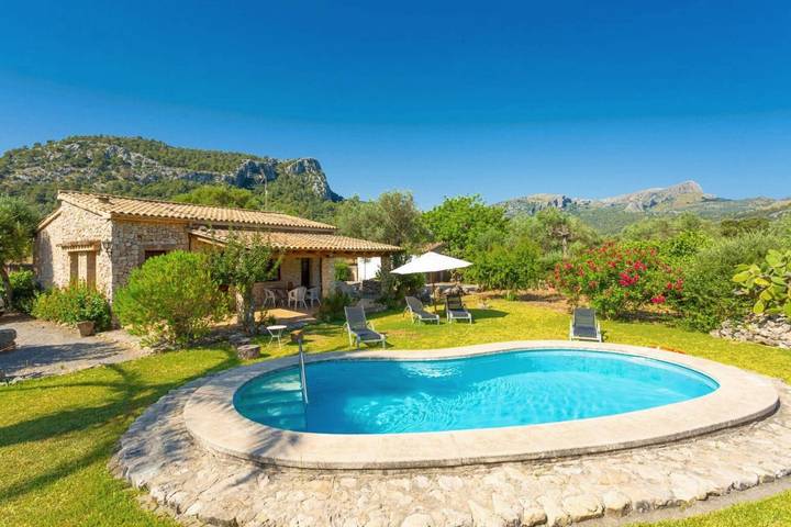 Villa with pool for 4 people, with terrace and garden in Pollença