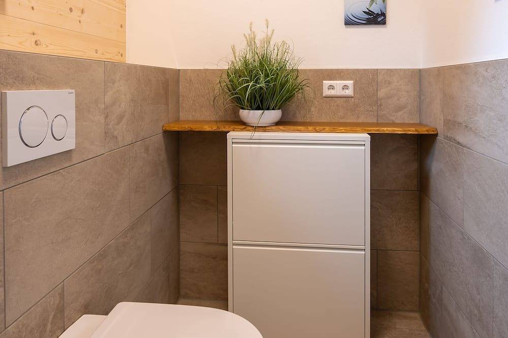 Alb Chalet: Freistehendes Ferienhaus mit Whirlpool, Infrarotkabine und Holzofen in Meßstetten, Neckar-Alb