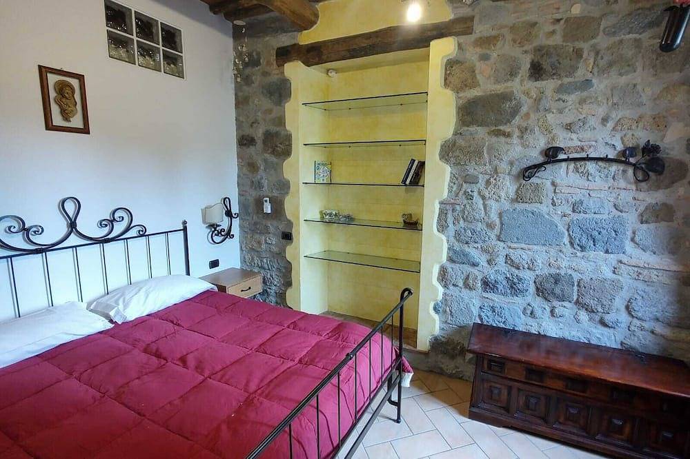 Entire apartment, Finely renovated tourist apartment in the historic center of Bolsena in Bolsena, Lake Bolsena