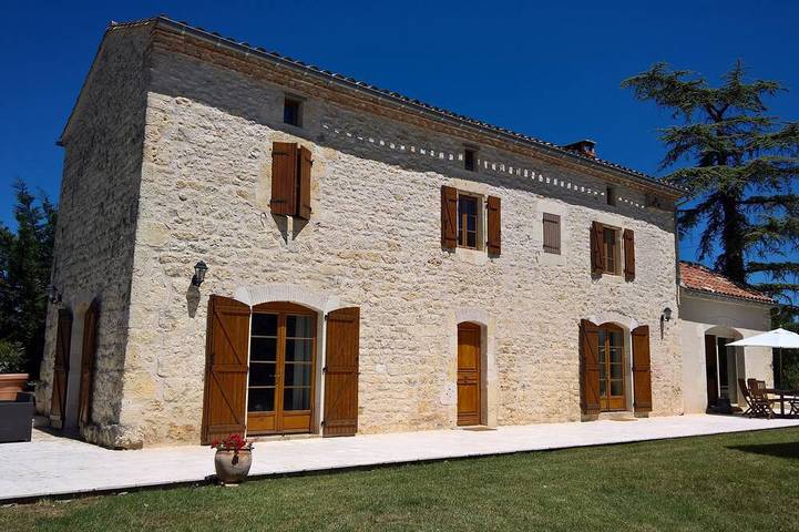 Location de vacances pour 8 personnes, avec Terrasse et Jardin à Livers-Cazelles