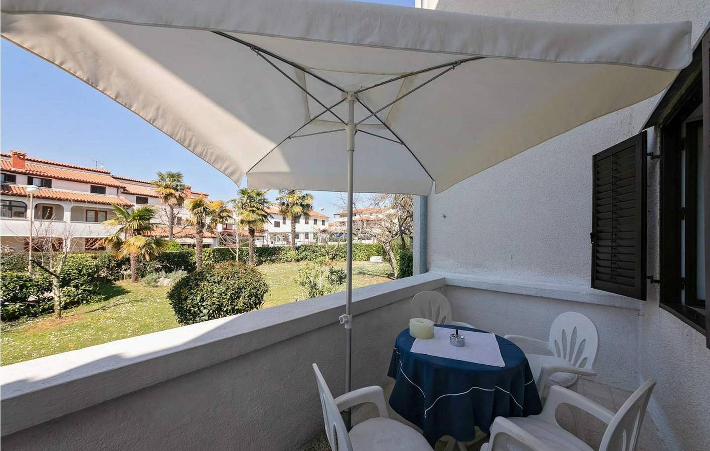 Appartamento intero, Accogliente appartamento con terrazza, Wi-Fi e parcheggio, a 700 m dalla spiaggia in Parenzo, Parenzo (Grad)