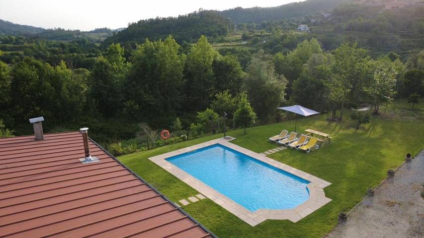 Casa de férias para 8 pessoas, com vista e jardim e ainda piscina em Terras de Bouro