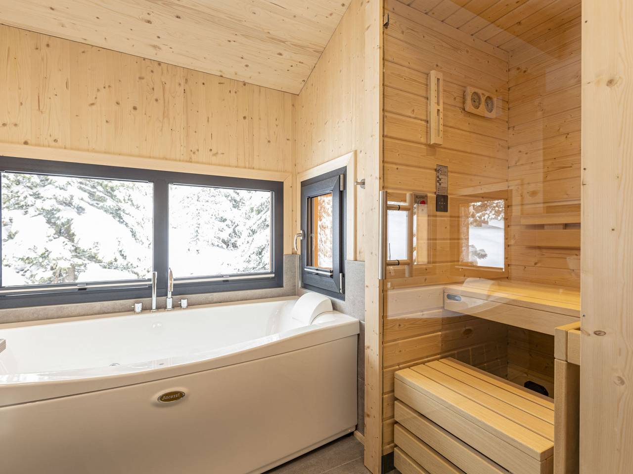 Superior Chalet mit Sprudelpool innen in Stadl-Predlitz, Turracher Höhe