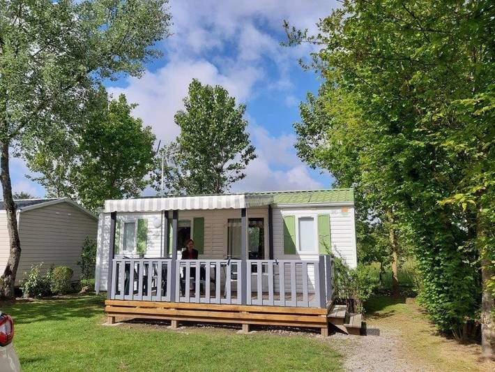 Mobil home pour 4 personnes, avec jacuzzi ainsi que bassin pour enfant et sauna à Apremont - 3