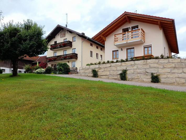 Ferienwohnung für 4 Personen, mit Balkon und Terrasse sowie Garten und Ausblick
