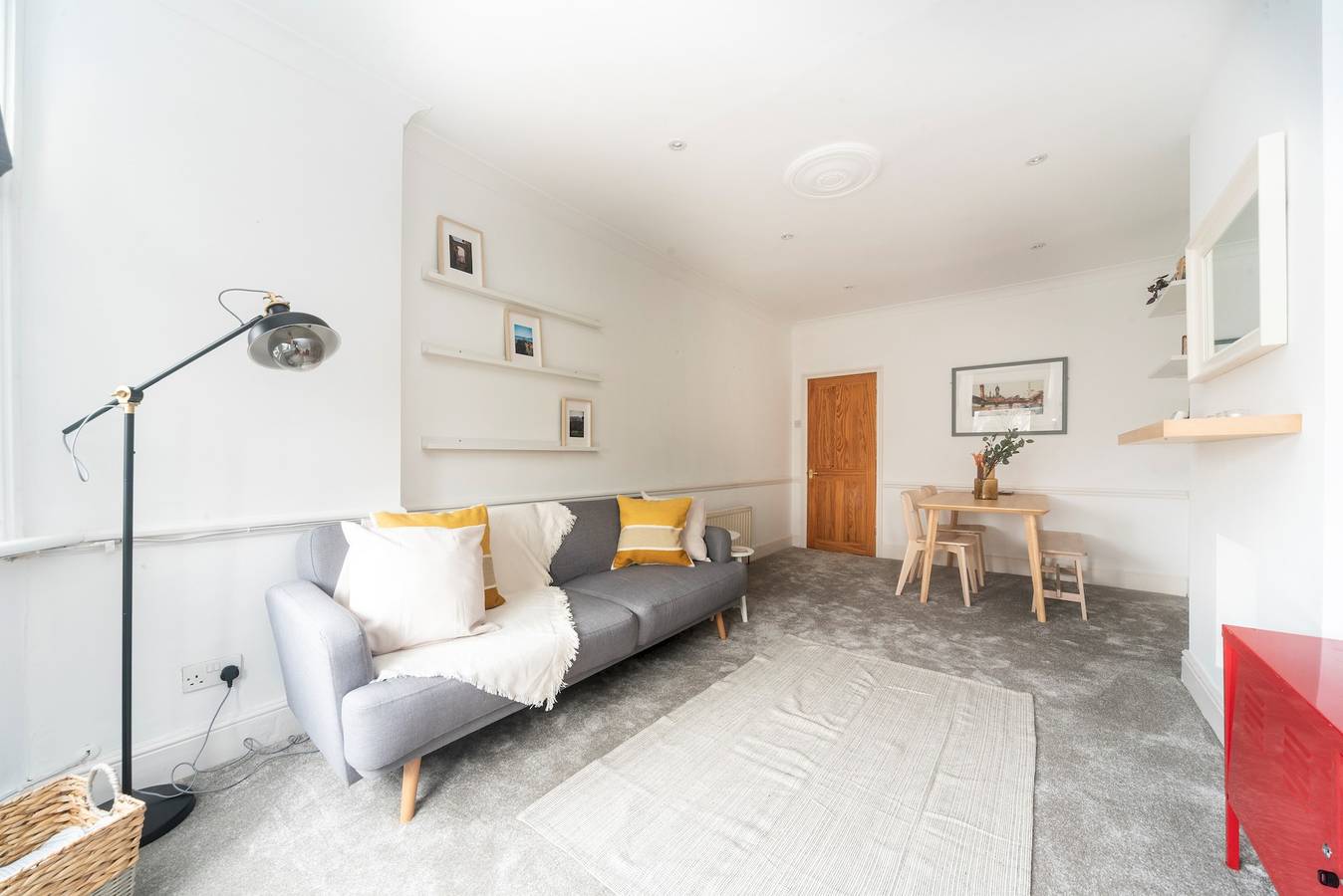 Entire apartment, Cosy Apartment 5 Minutes From Station - Pass the Keys in Surbiton, London
