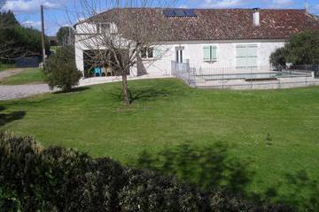 Gîte pour 8 personnes, avec jardin et jacuzzi, animaux acceptés à Lédat