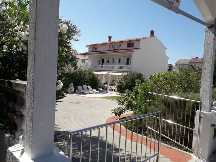 Ferienhaus für 6 Personen, mit Garten und Balkon auf Rab