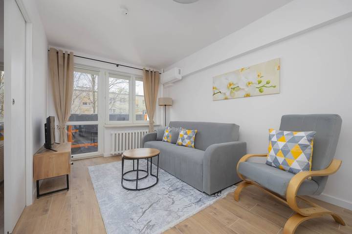 Entire apartment, Spacious Apartment for 5 Persons | Balcony | Workspace in Warsaw Śródmieście, Warsaw