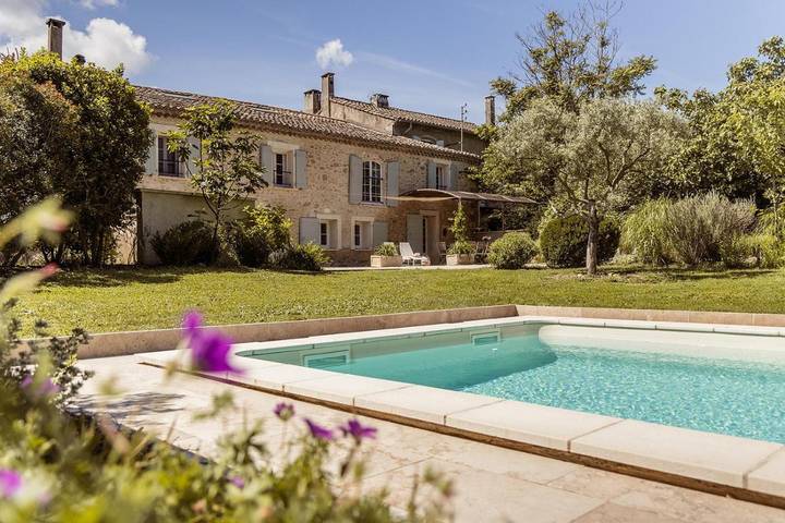Location de vacances pour 6 personnes, avec jardin et piscine à Mas-Blanc-des-Alpilles