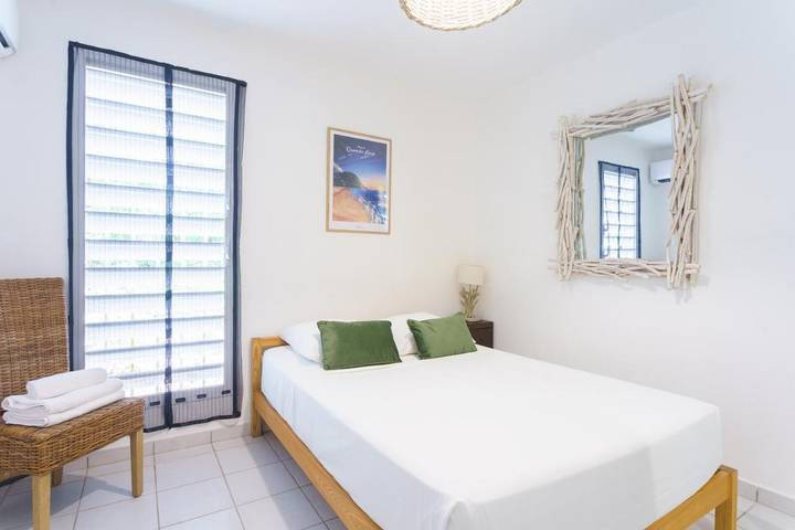 Gîte pour 4 personnes, avec terrasse, adapté aux familles dans Plage de l’Anse Vinaigri - 4