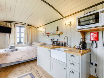 Log Cabin for 2 People in The Cotswolds, South East England, Photo 2