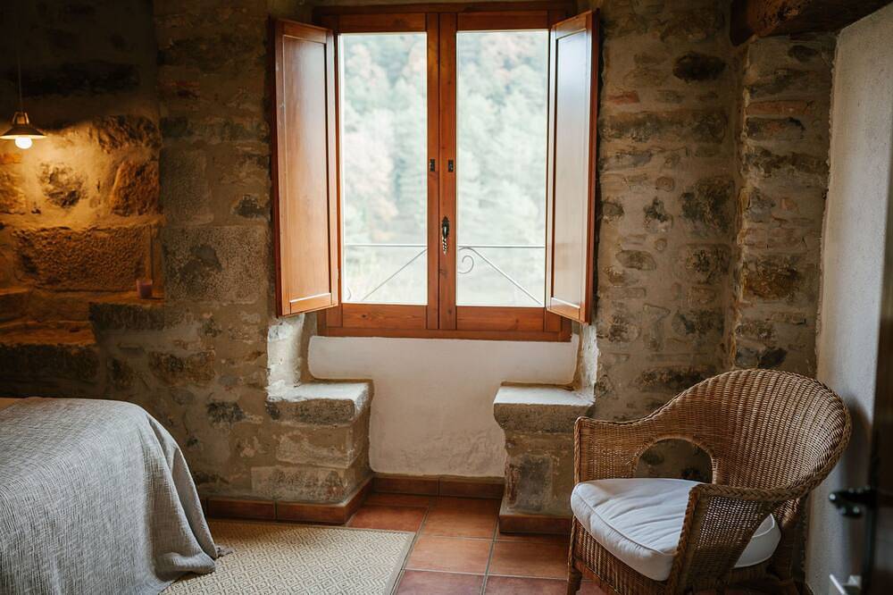 Alojamiento en la naturaleza con piscina, chimenea y barbacoa in Las Llosas, Pirineo Catalan