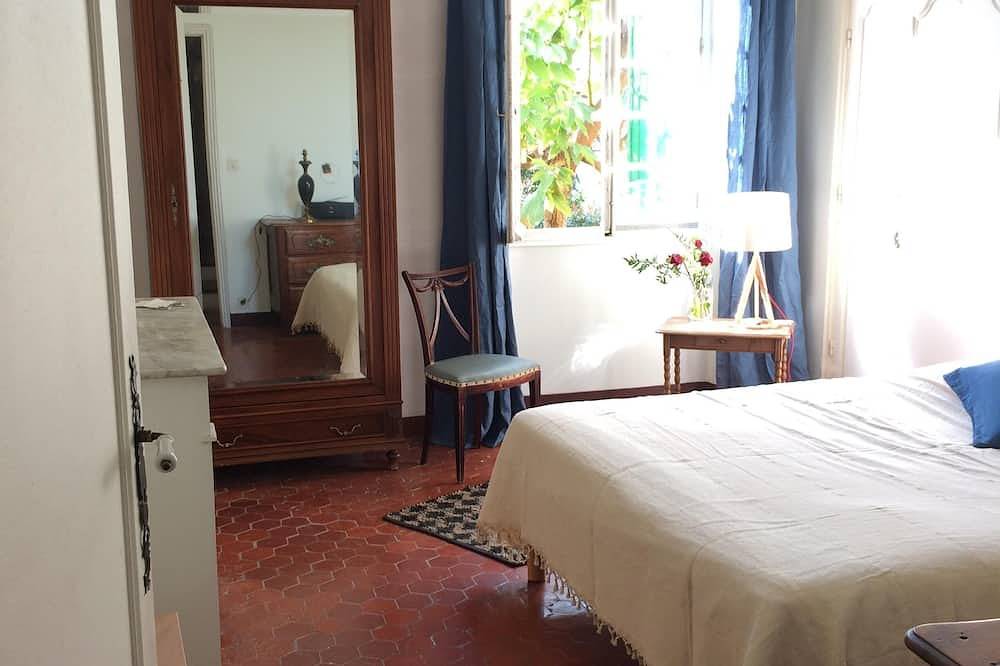 Wunderschönes Familiengrundstück von 150 m2 auf der Höhe der Innenstadt von Sanary in Sanary-sur-Mer, Mittelmeerküste (Frankreich)