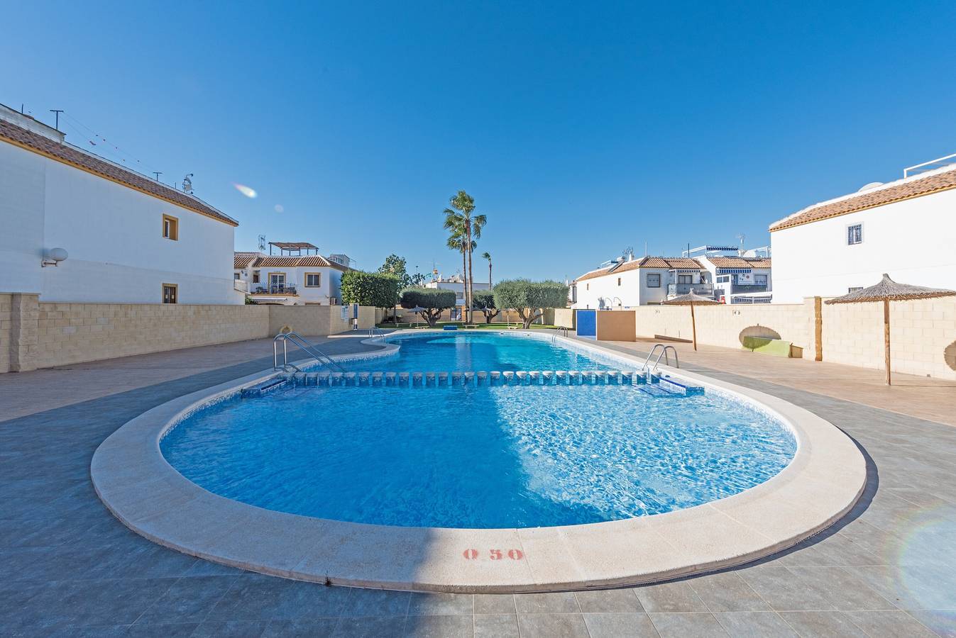 Entire apartment, Holiday Apartment "Casa Carisma" with Pool, Terrace, Balcony, A/C & Wi-Fi in Torrevieja, Costa Blanca