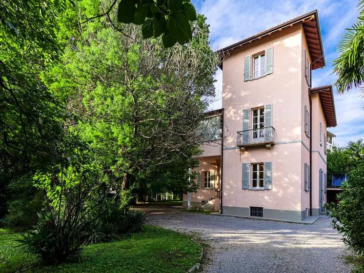 Casa vacanza per 14 persone, con piscina e giardino a Dervio