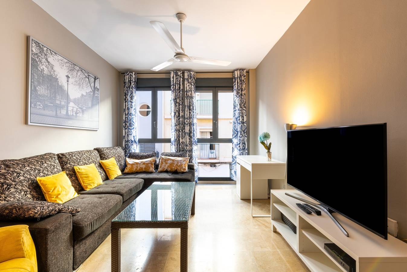 Entire apartment, Apartment 'Apartamento Alboran' with Wi-Fi and Air Conditioning in Málaga Central District, Malaga
