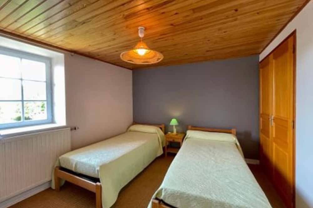 Ancienne ferme rénovée au coeur d'un petit village rural in Valprivas, Haute-Loire
