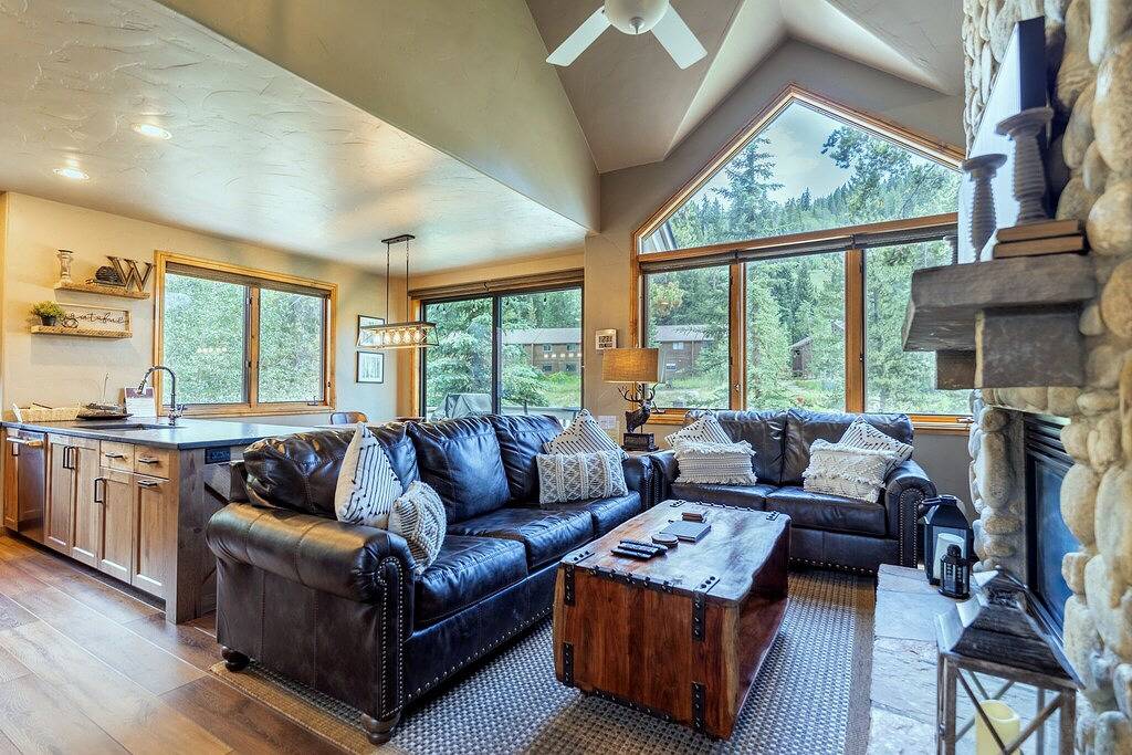 King Master Suite-Private: Hot Tub, Garage & Laundry-Walk to Lift-Free Wifi in Arapahoe Basin