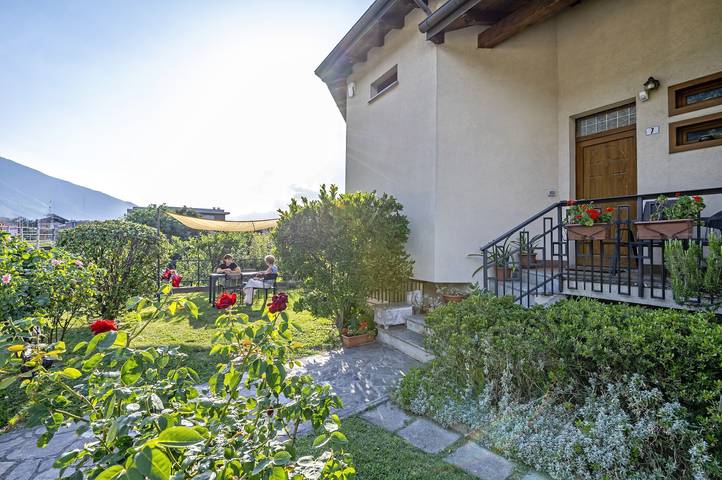Casa elegante entre o lago e a montanha in Rogolo, Alpes de Orobie Ocidental