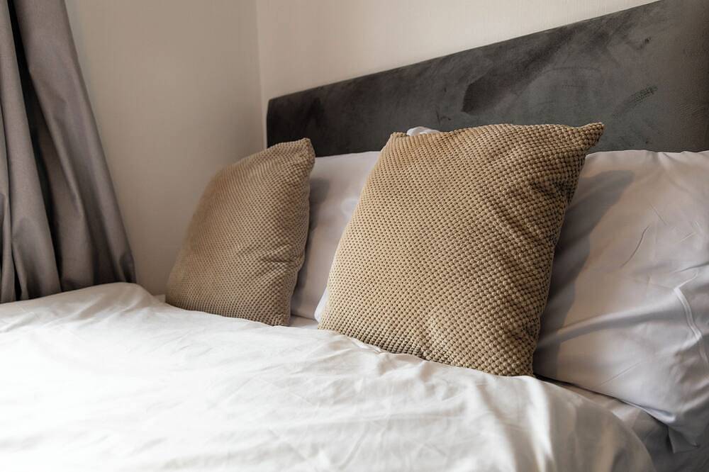 Modern Home, Ideal for Contractors, Sleeps 10! in Stoke-on-Trent, Midlands