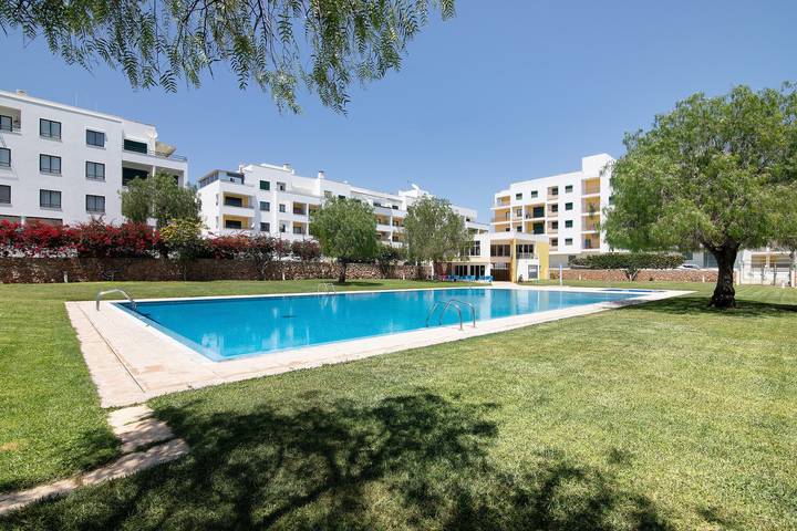 Ganze Wohnung, Ferienwohnung 'Vila Armação de Pêra' mit Gemeinschaftspool, Wlan und Klimaanlage in Armação de Pêra (costa), Armação de Pera