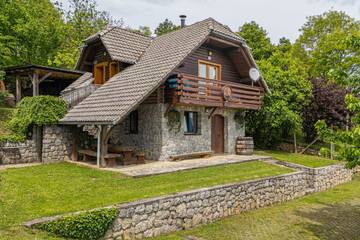 Maison de campagne pour 4 personnes, avec terrasse et sauna, adapté aux familles dans Novo mesto