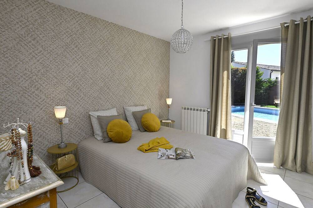 Villa des Amis with jacuzzi and swimming pool near the Alpilles and Luberon mountains in Sorgues, Vaucluse