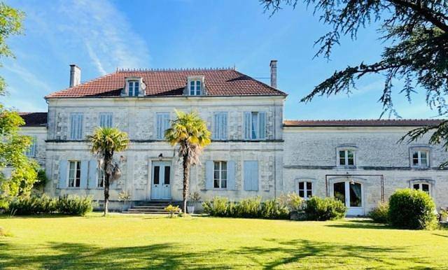 Location de vacances pour 6 personnes, avec jardin et piscine à Aumagne