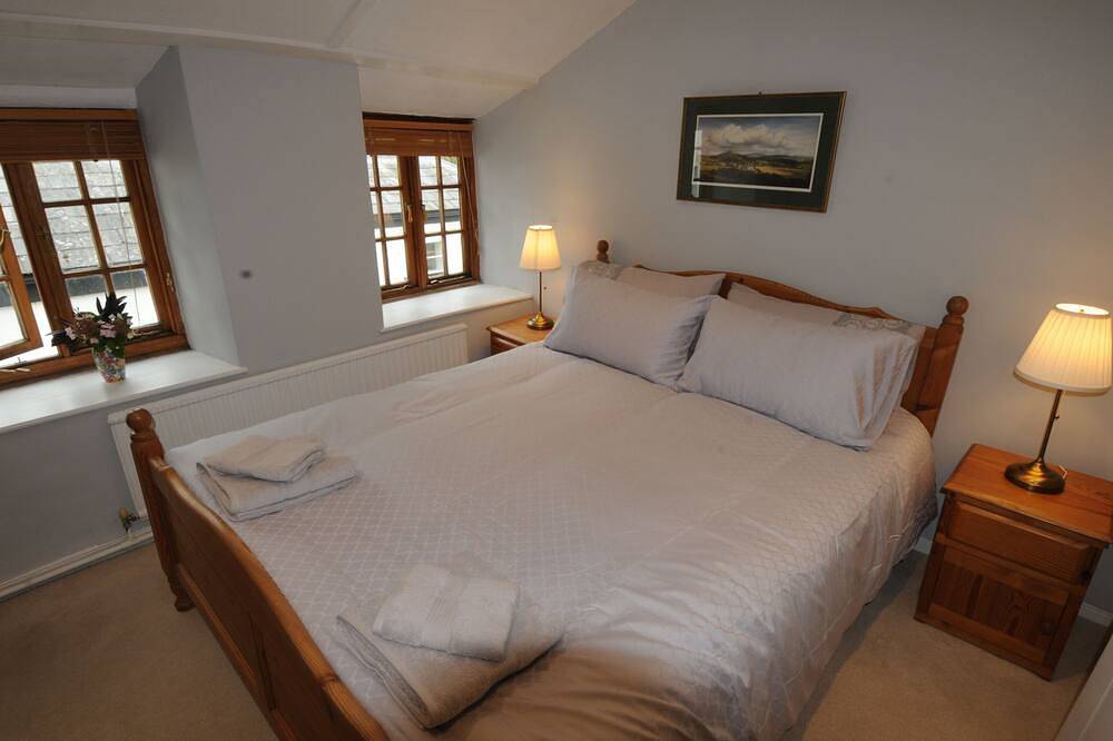 Classic-Cottage-Private Bathroom-Countryside view in Charmouth, Dorset