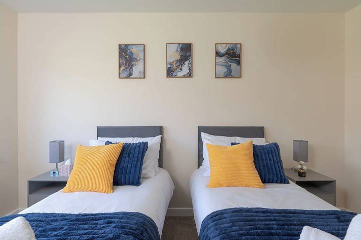 Contractor Stay | Parking & Fast Wi-Fi | Sleeps 4 in Kettering, Northamptonshire