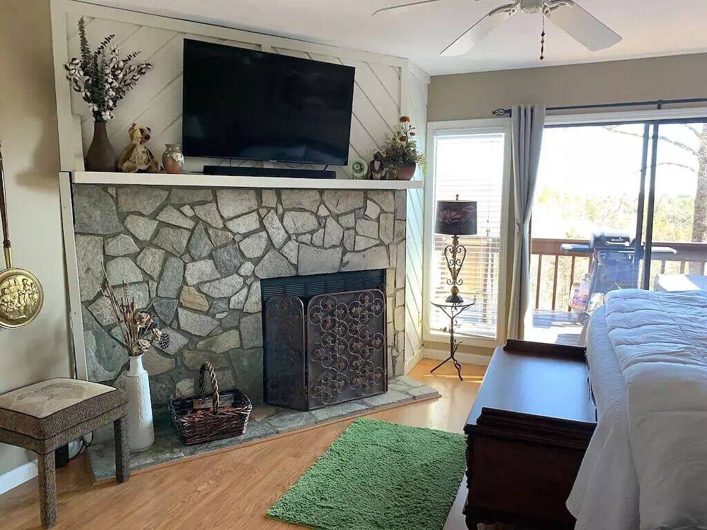 Ganze Wohnung, Condo Sitting Right On Top Of A Waterfall And Mountain View! in Lake Toxaway