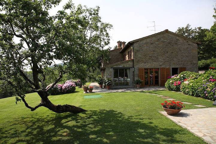 Ferienhaus für 12 Personen, mit Balkon und Whirlpool sowie Garten und Sauna in Castel Focognano