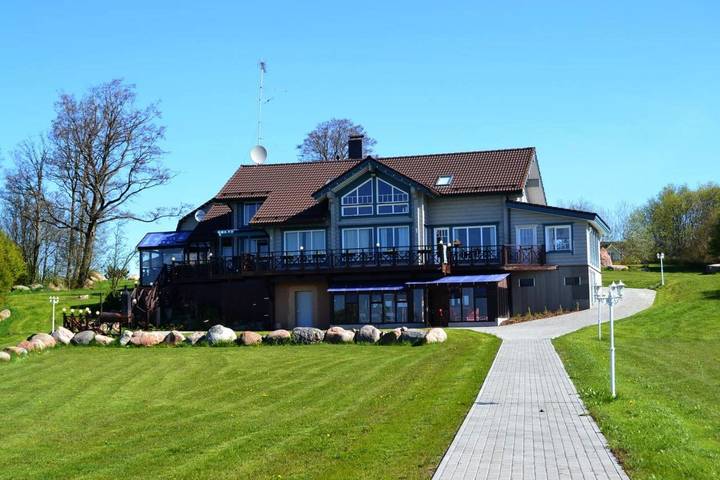 Ferienhaus für 14 Personen, mit Balkon und Whirlpool sowie Terrasse und Garten in Estland
