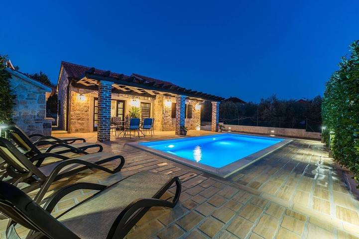 Ferienhaus für 6 Personen, mit Pool und Garten sowie Terrasse in Sukosan