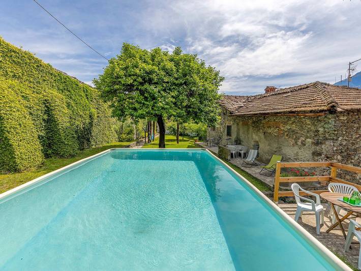 Casa vacanza per 5 persone, con Balcone e Terrazza nonché Giardino e Piscina a Domaso