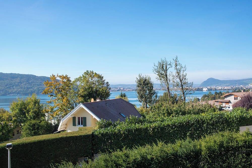 Apartamento entero, Veyrier du Lac: 2-room apartment with lake and mountain views, 300M from the lake in Veyrier-du-Lac, Región de Annecy