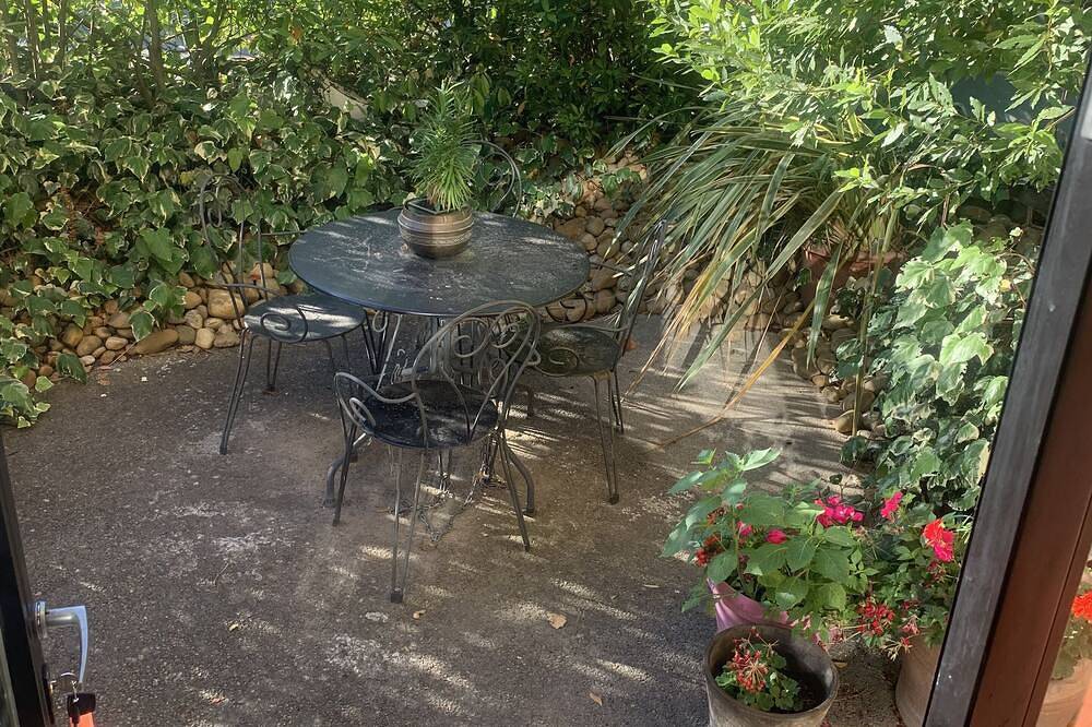 Located in the village centre of Vers Pont du Gard. Next 2 famous Roman aqueduct in Vers-Pont-du-Gard, Region de Nimes