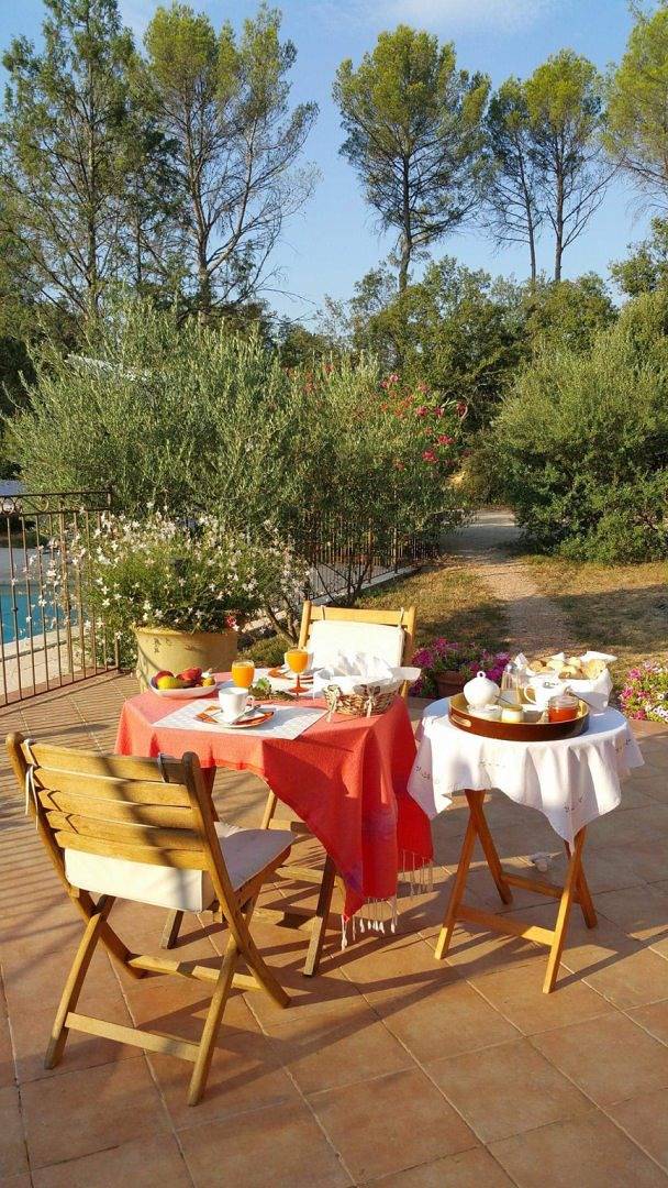 Les Lauriers Roses - Chambres d'hôtes, calme, piscine - Les Romarins in Cotignac, Région de Brignoles