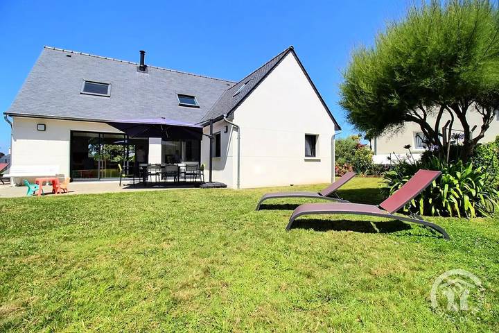 Gîte pour 8 personnes, avec jardin à Louannec