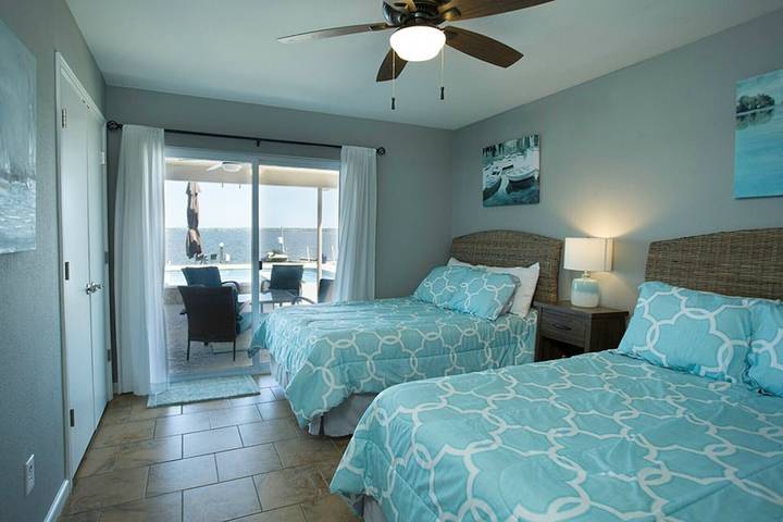 Vacation house for 8 people, with hot tub and yard as well as balcony in Lake Conroe