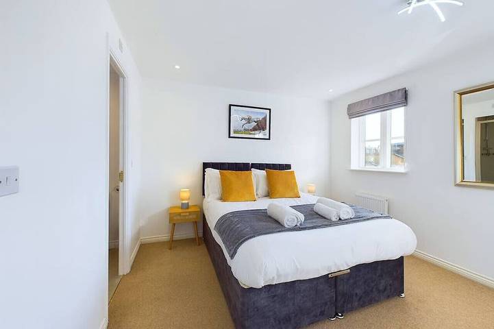 Spacious House | Parking | Business & Leisure in Cheltenham, Gloucestershire