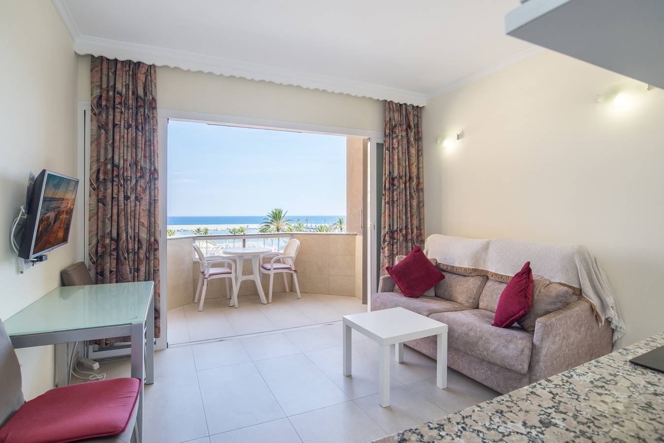 Entire apartment, Marina View Modern Apartment with Sea View, Wi-Fi, A/C & Terrace in Fuengirola Centre, Fuengirola