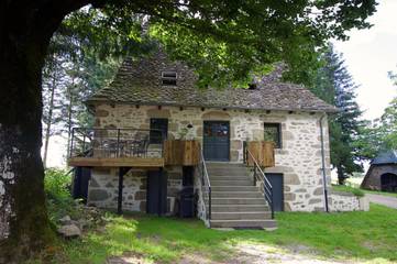 Gîte pour 5 personnes, avec vue et jardin à Marcolès